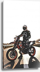 Постер Мотоциклист на дороге