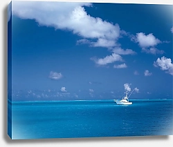 Постер Белая яхта в синем море