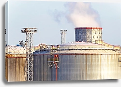 Постер Хранилище нефти на нефтеперерабатывающем заводе
