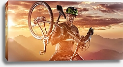 Постер Велосипедист с велосипедом на плечах