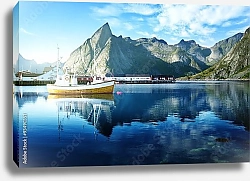 Постер Корабль на фоне скалистого берега, Норвегия
