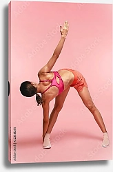 Постер Спортсменка, делающая наклон, на розовом фоне