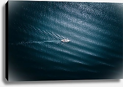 Постер Белая яхта, разрезающая волны