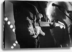 Постер Бас-гитарист с электро-гитарой на сцене