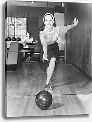 Постер Woman bowling 1
