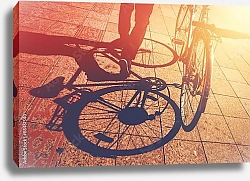 Постер Тень на тротуаре человека, катящего велосипед