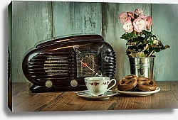 Постер Ретро-радио, букет и чашка чая с бубликами