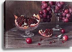 Постер Гранат и темный виноград на деревянном столе