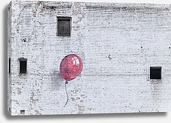 Постер Красный шар на старой кирпичной стене