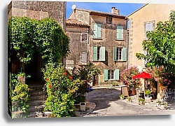 Постер Красивые каменные дома на деревенской улице в Провансе, Франция