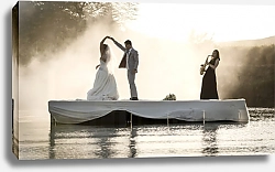 Постер Невеста и жених танцуют на озере под живую музыку