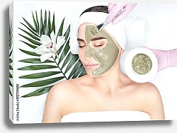 Постер Процедура нанесения маски из глины на лицо красивой женщины