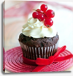 Постер Шоколадный кекс с красной смородиной