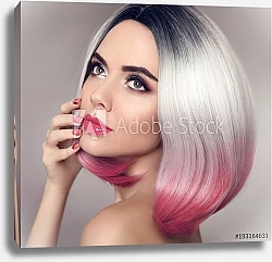 Постер Девушка с серебристо-розовыми волосами и макияжем