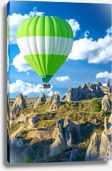 Постер Зелёный воздушный шар над горами