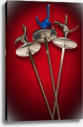 Постер Три фехтовальные сабли на красном фоне