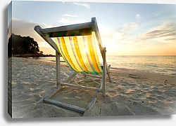 Постер Пляжный стул у моря на закате