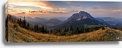 Постер Вельки-Розсутец, Словакия. Горная вершина за поросшими лесом холмами