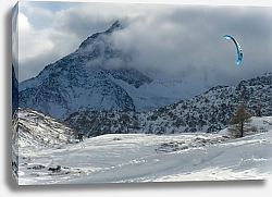 Постер Лыжник практикуется в сноукайтинге на фоне гор