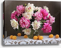 Постер Цветы в вазе и абрикосы на столе