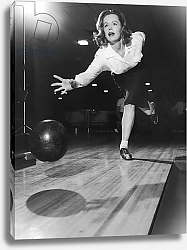 Постер Woman bowling