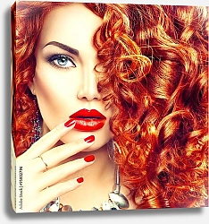 Постер Молодая женщина с вьющимися рыжими волосами