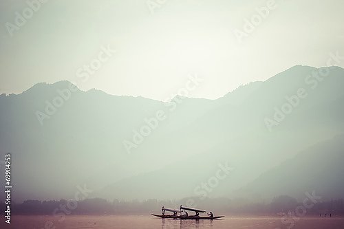 Лодки на озере Сринагар в Кашмире, Индия