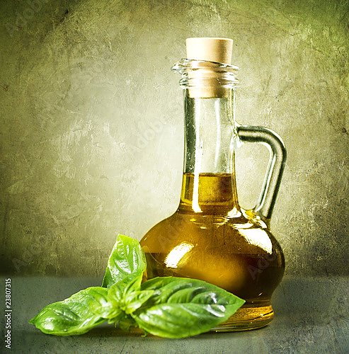 Бутылочка оливкового масла с листочком мяты