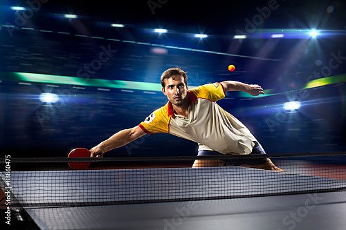 Молодой спортсмен за теннисным кортом