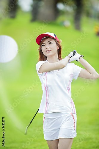 Девушка играющая в гольф