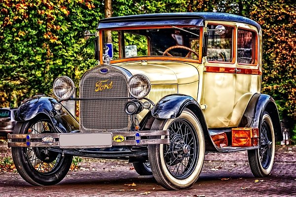 Старинный золотой автомобиль