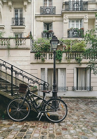 Франция, Париж, старая улочка с фонарем и велосипедом
