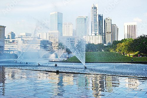 Малайзия, Куала-Лумпур. Небоскребы на фоне фонтана