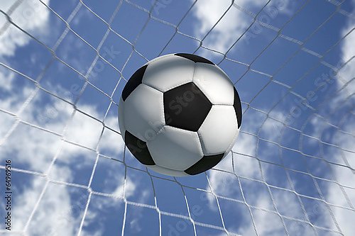 Футбольный мяч на фоне неба
