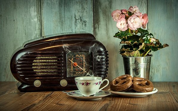 Ретро-радио, букет и чашка чая с бубликами