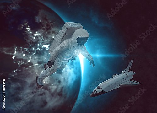 Астронавт и корабль в космосе на фоне земли