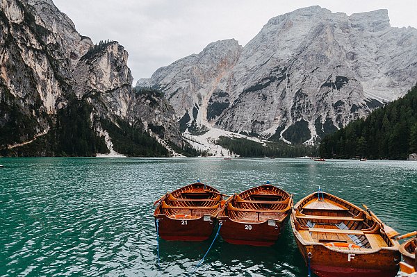 Деревянные лодки на горном озере