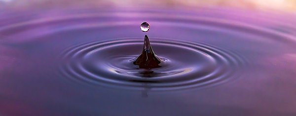 Капля фиолетовой воды