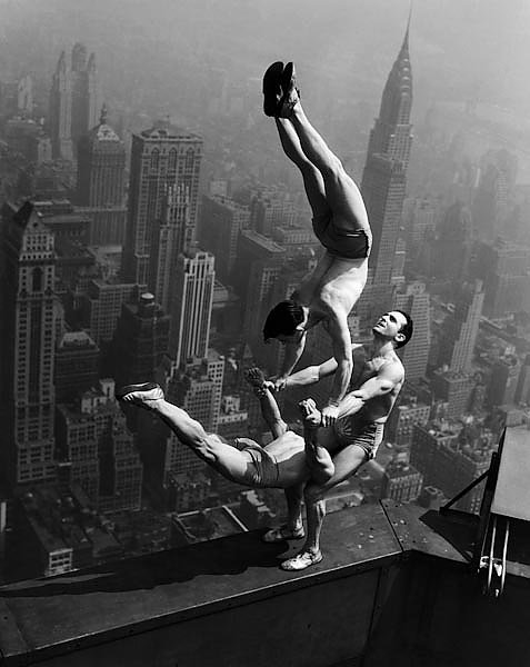 Гимнасты на Нью-Йоркском небоскребе