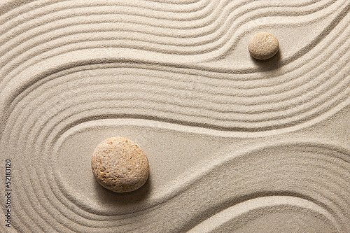 Круглый камень на песке с рисунком