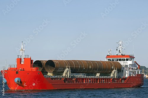 Грузовое судно перевозящее трубы, Балтийское море