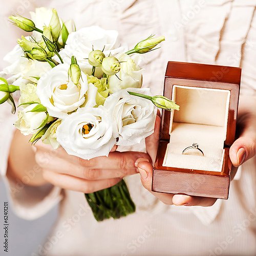 Невеста с букетом цветов и обручальным кольцом