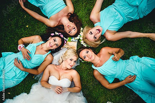 Невеста с подружками на траве