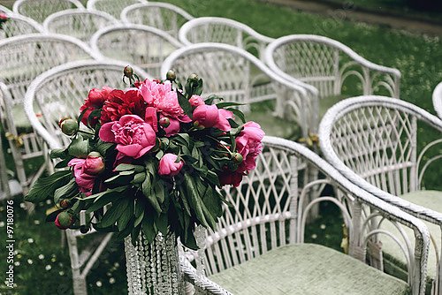Винтажные белые плетеные кресла и букет пионов для свадьбы