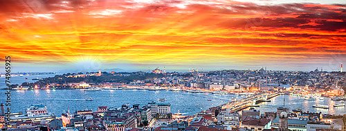 Замечательный панорамный вид из Стамбула в сумерках через Золотой Рог