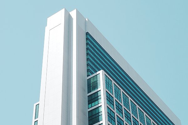 Белое офисное здание со стеклянным фасадом
