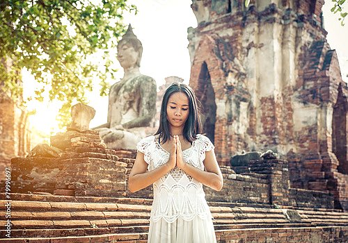 Тайская женщина молится в храме Аюттхая