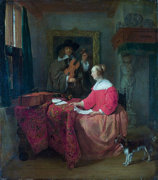 Женщина, сидящая у стола и мужчина со скрипкой