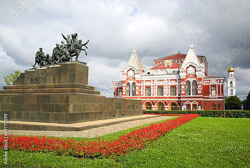 Россия, Самара. Театр и памятник Чапаеву