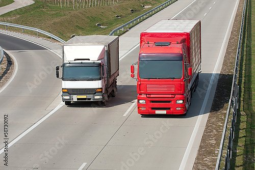 Красный и белый грузовик